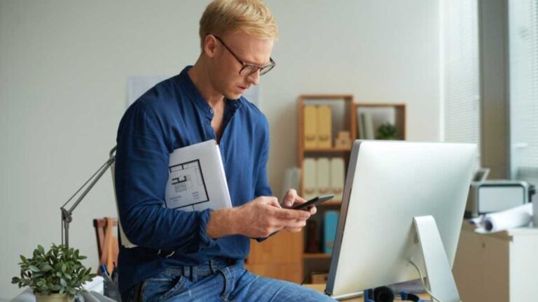 Como usar calça jeans masculina com estilo no trabalho?