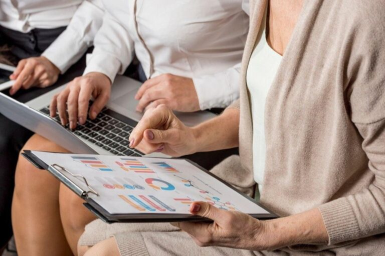 Que tipos de dados são usados para avaliar a saúde financeira de uma empresa, antes de investir nas ações?