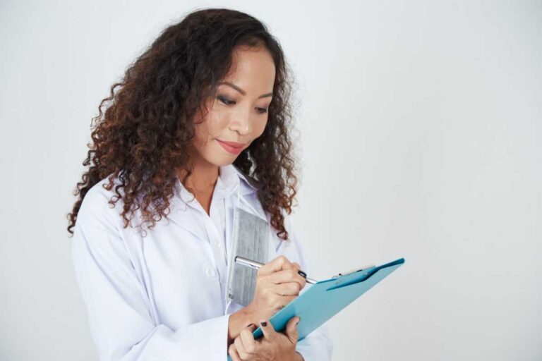 Como a simulação médica pode melhorar o desempenho em situações reais de atendimento?