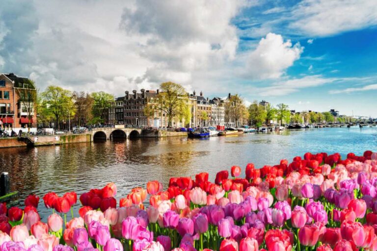 Holanda lidera ranking de segurança e impulsiona busca por experiências guiadas em Amsterdam