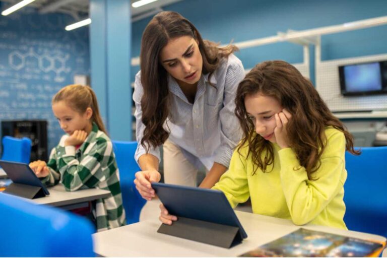 Uso de recursos multimídia em aula: como transformar o aprendizado com estratégias eficientes