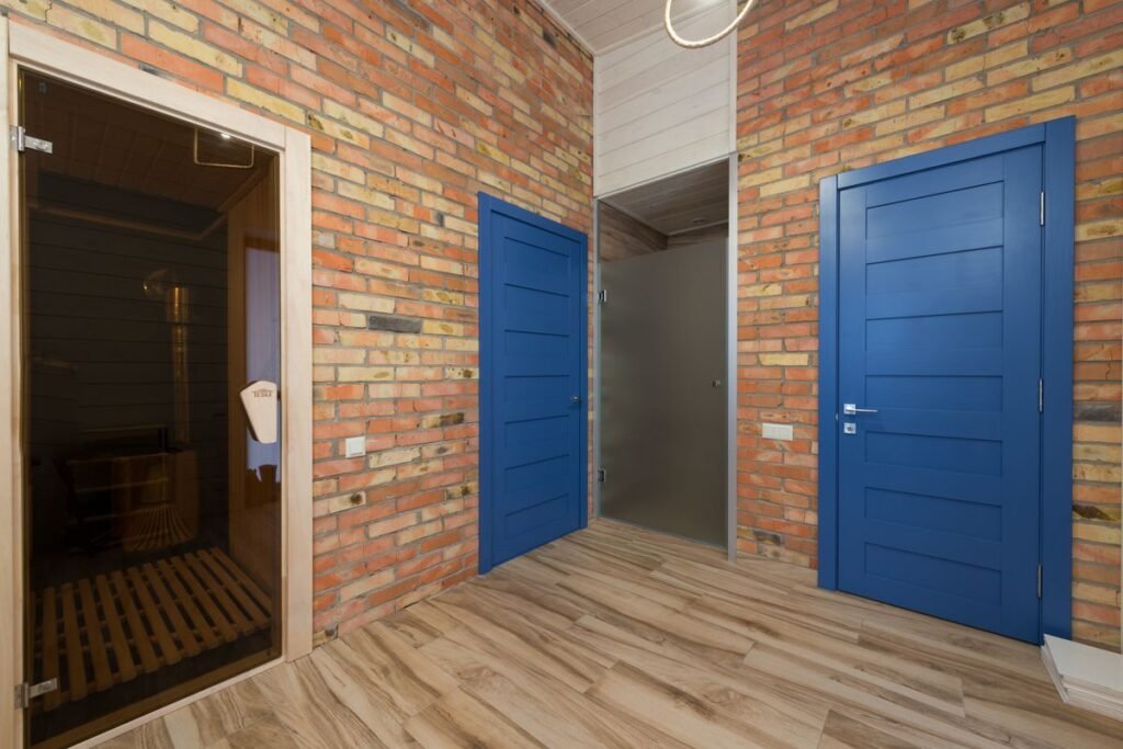 Qual é a diferença entre porta lambril e porta pivotante? Qual é a diferença entre porta lambril e porta pivotante?