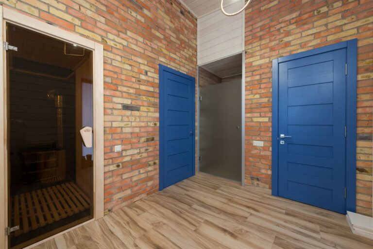 Qual é a diferença entre porta lambril e porta pivotante?