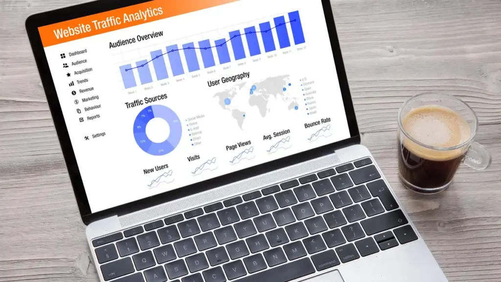 Backlinks x Consultoria SEO: Como Construir Autoridade de Domínio de Forma Sustentável Notebook com gráficos de análise de tráfego de um site e uma xícara de café