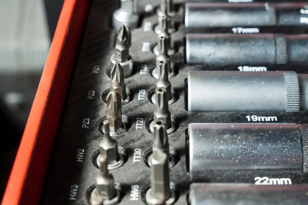 Como escolher chaves Torx sem confundir os perfis dos parafusos Pontas Torx e soquetes organizados em estojo